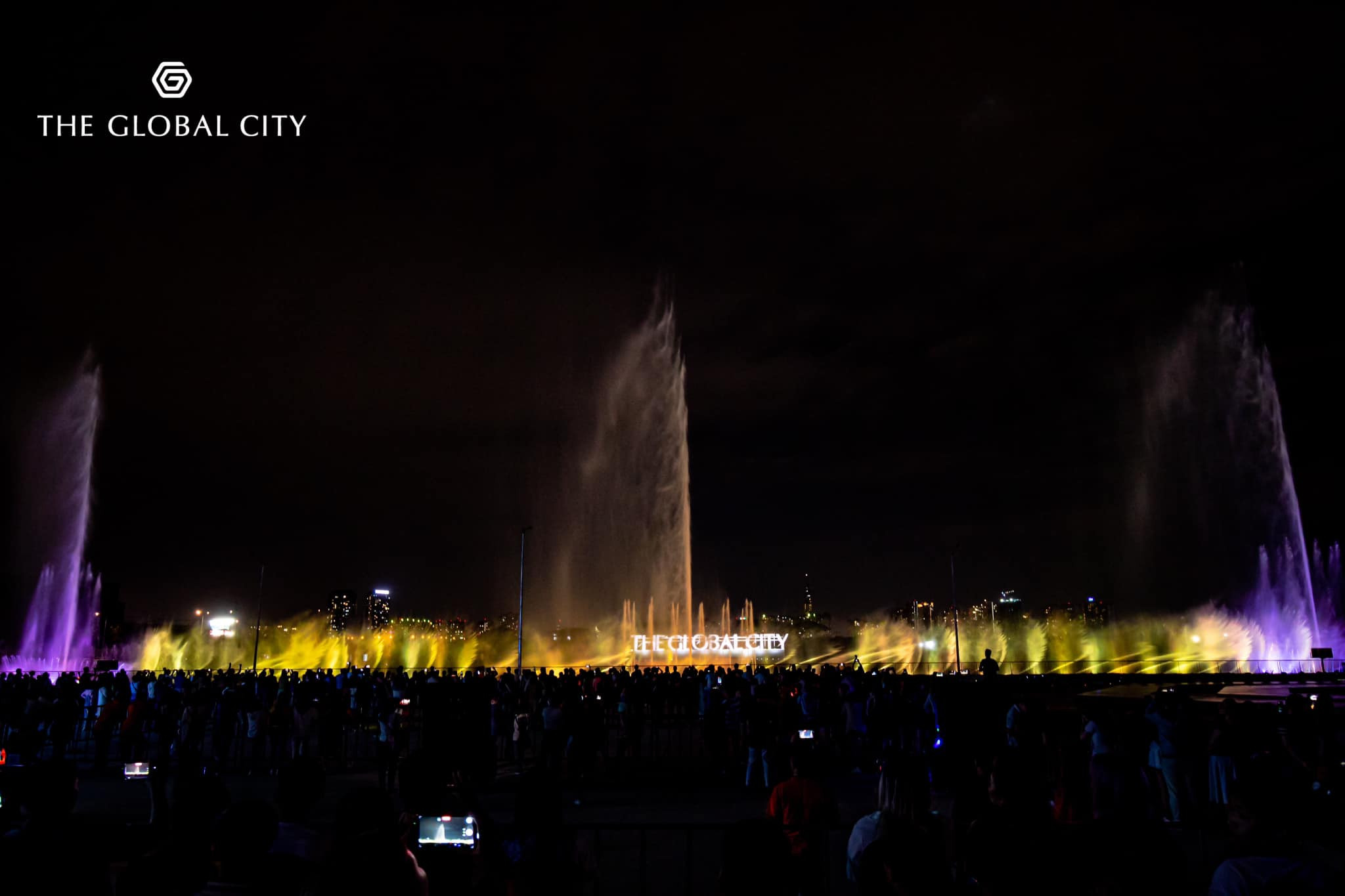 Hình ảnh người dân đón đêm giao thừa với lễ hội Luxury Countdown Party 2023 tại The Global City