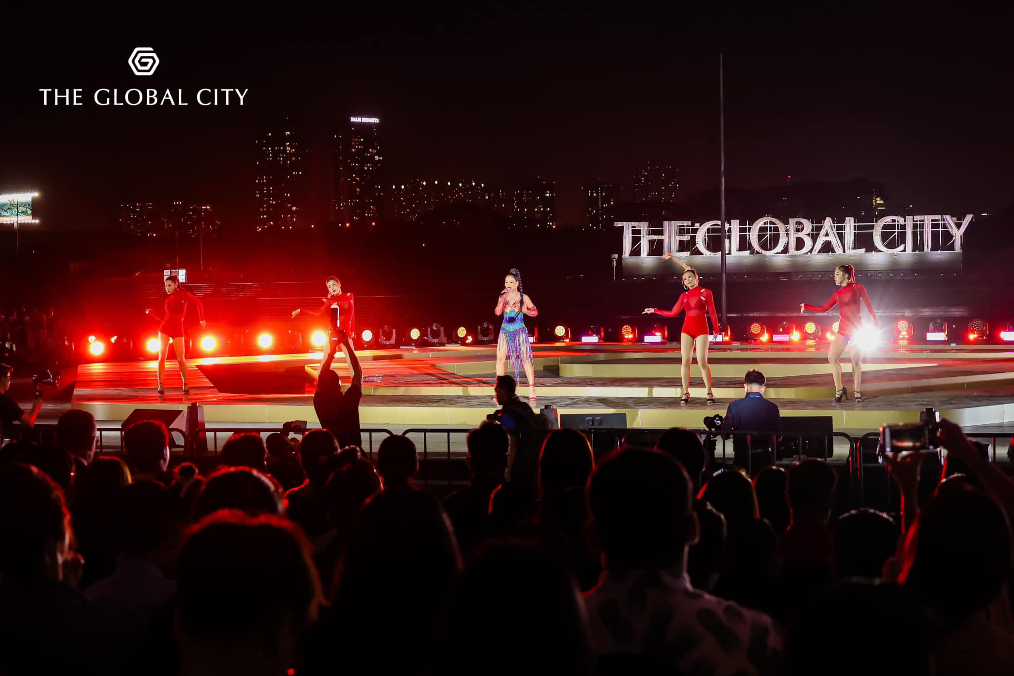 Hình ảnh người dân đón đêm giao thừa với lễ hội Luxury Countdown Party 2023 tại The Global City