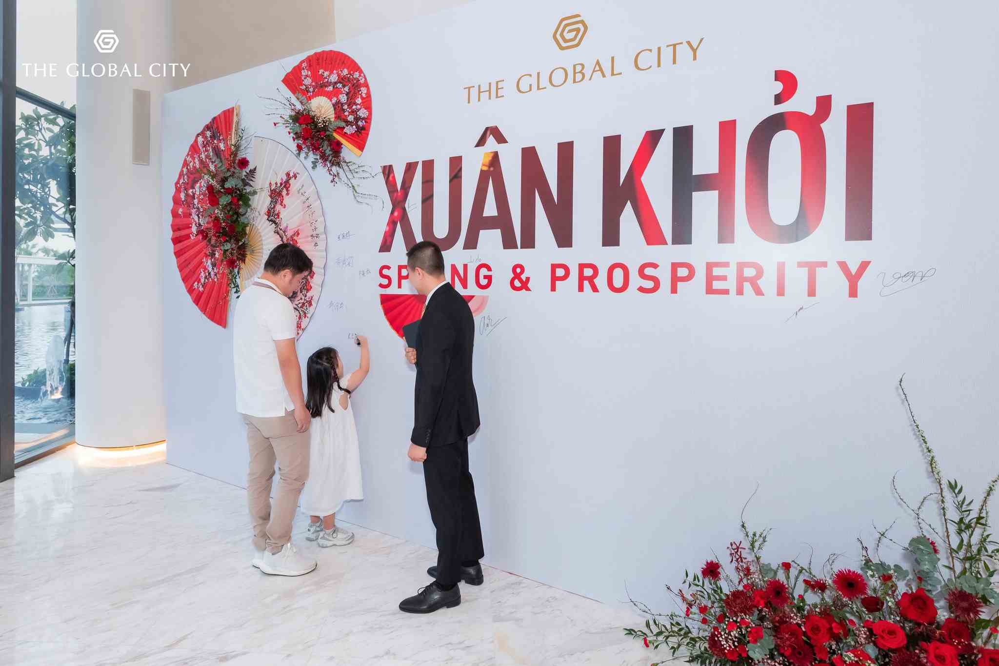 LOTS of Chinese businessmen find business potential in the new center