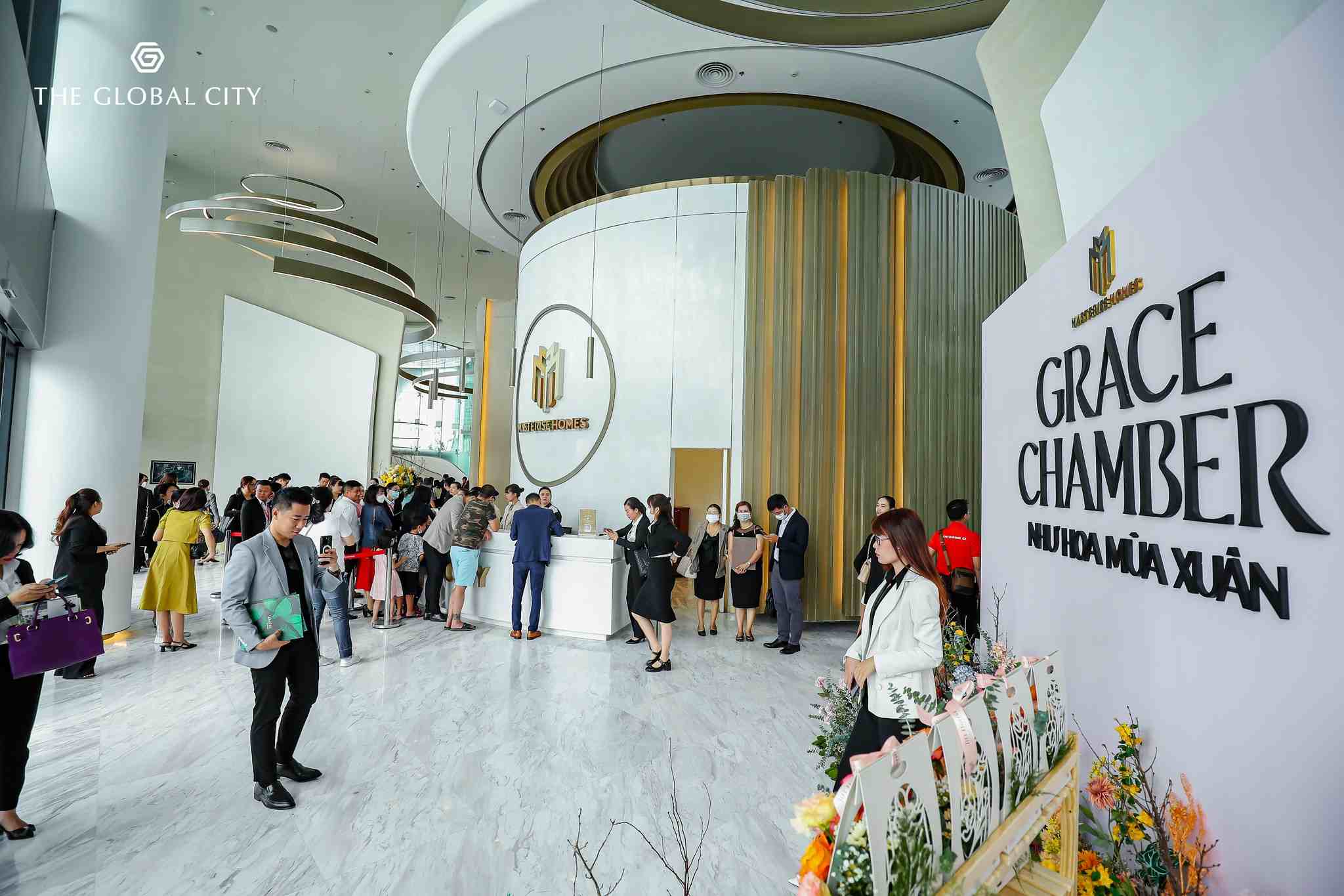 Tại The Global Sales Gallery kiêm Lifestyle Hub, khách hàng hào hứng trải nghiệm các hoạt động nghệ thuật