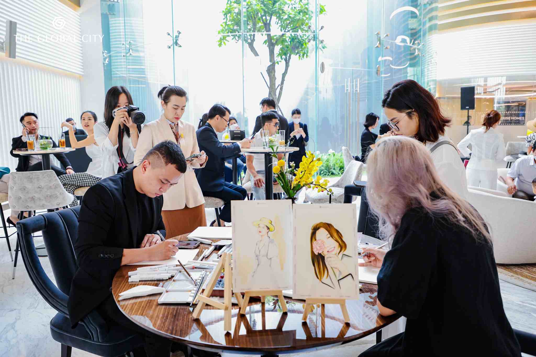 Tại The Global Sales Gallery kiêm Lifestyle Hub, khách hàng hào hứng trải nghiệm các hoạt động nghệ thuật